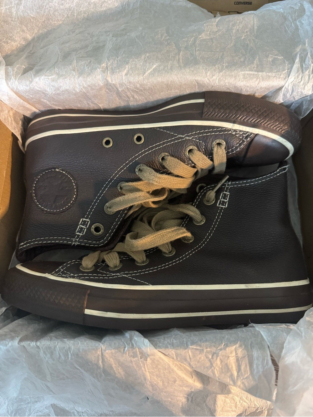 Converse / women’s 6 / men’s 4 / leather